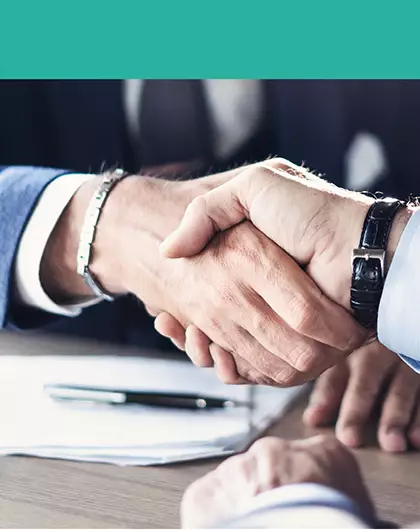 Filière Commerce Gestion Services : photo de 2 personnes se serrant la main pour conclure un contrat