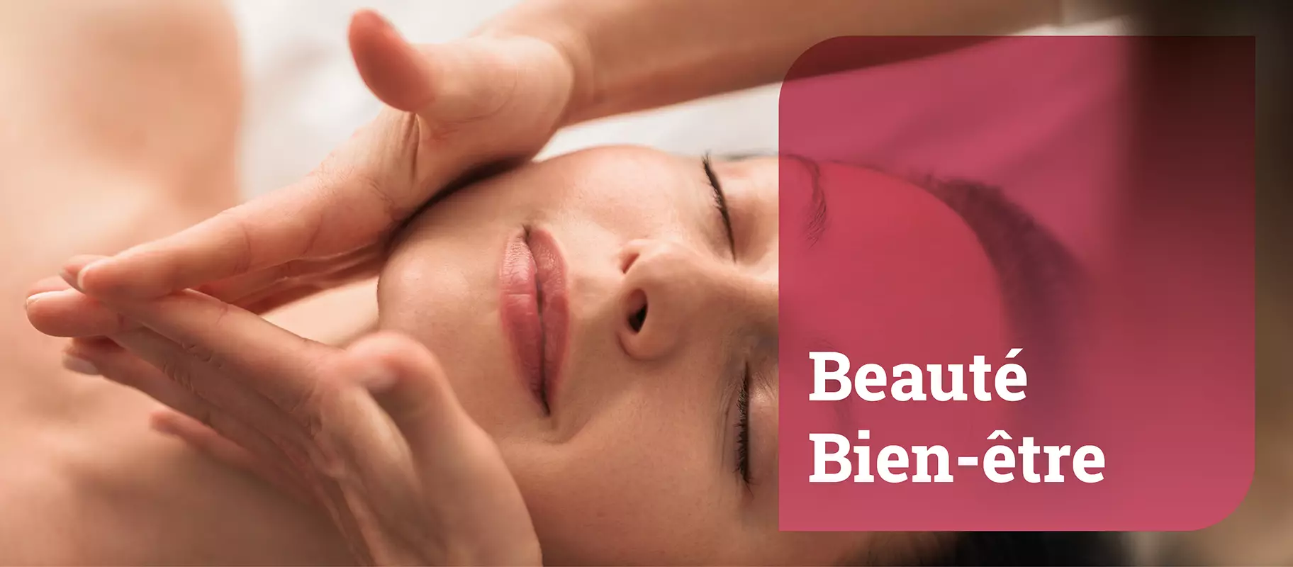 Fili&egrave;re Beaut&eacute; Bien-&ecirc;tre : photo d'une cliente recevant un soin du visage avec un masque appliqu&eacute; sur la peau