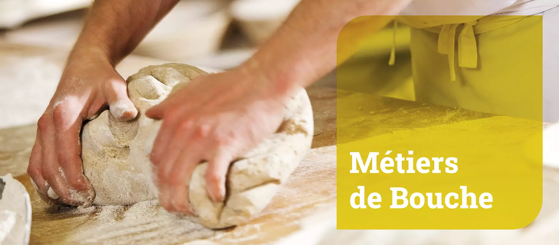 Fili&egrave;re M&eacute;tiers de Bouche : photo d'un boulanger fa&ccedil;onnant des p&acirc;tons sur un plan de travail