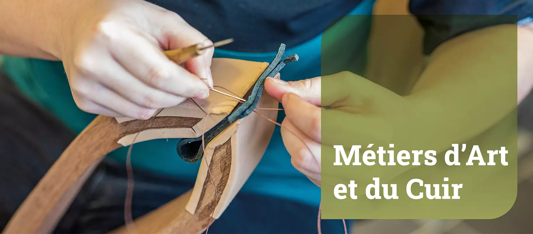 Fili&egrave;re M&eacute;tiers d'Art et du Cuir : photo d'un artisan cousant une pi&egrave;ce de cuir &agrave; la main