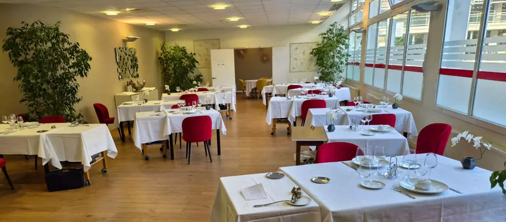 salle de restaurant gastronomique avec tables dress&eacute;es