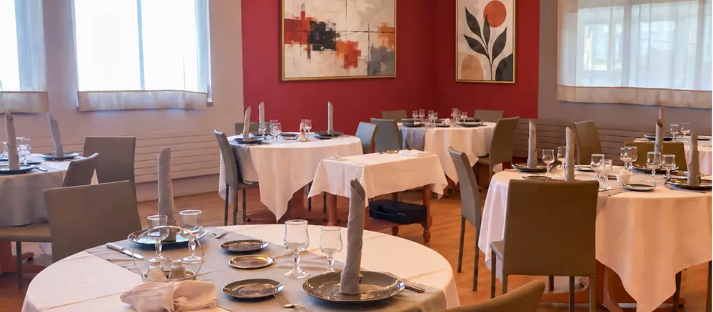Salle de restaurant gastronomique avec tables dress&eacute;es
